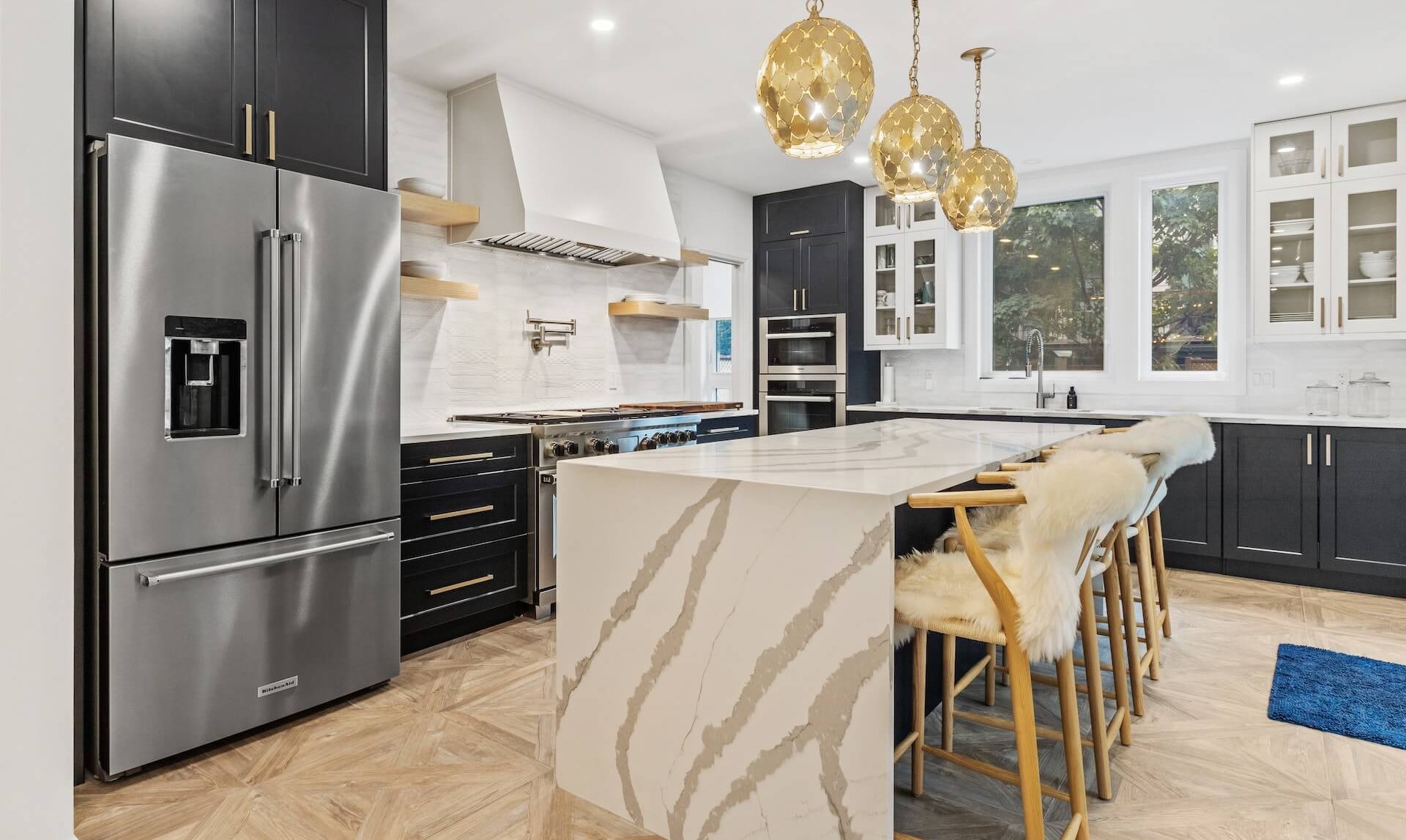 Kitchen with Breakfast Counter